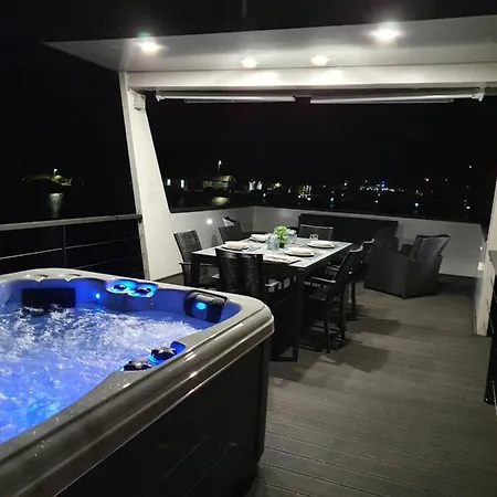 船上ホテル Floating House Sena