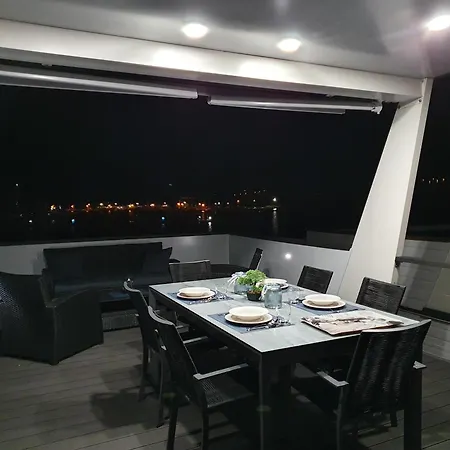 Floating House Sena * بولا