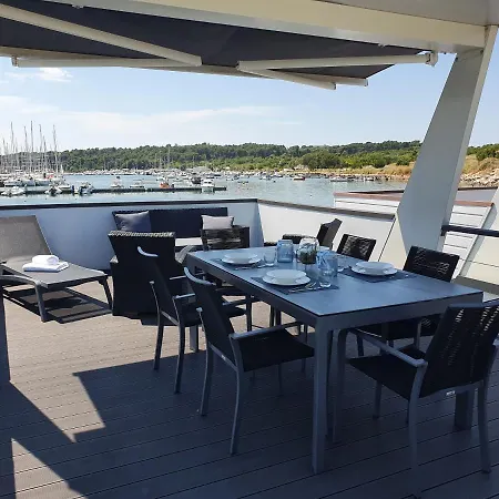 Ботель Floating House Sena Пула