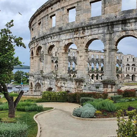 Floating House Sena Пула