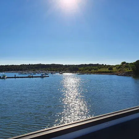 Ботель Floating House Sena Пула