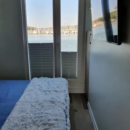 Floating House Sena 船上ホテル プーラ