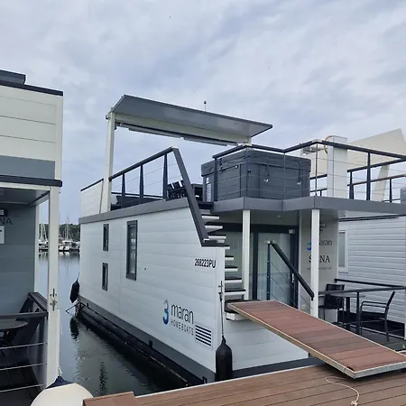 Botel Floating House Sena