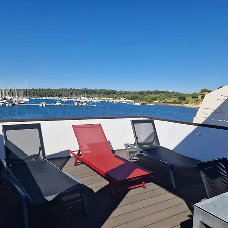 Floating House Sena Botel Pula