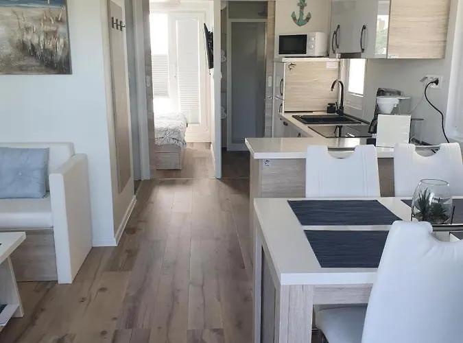 Ботель Floating House Sena Пула