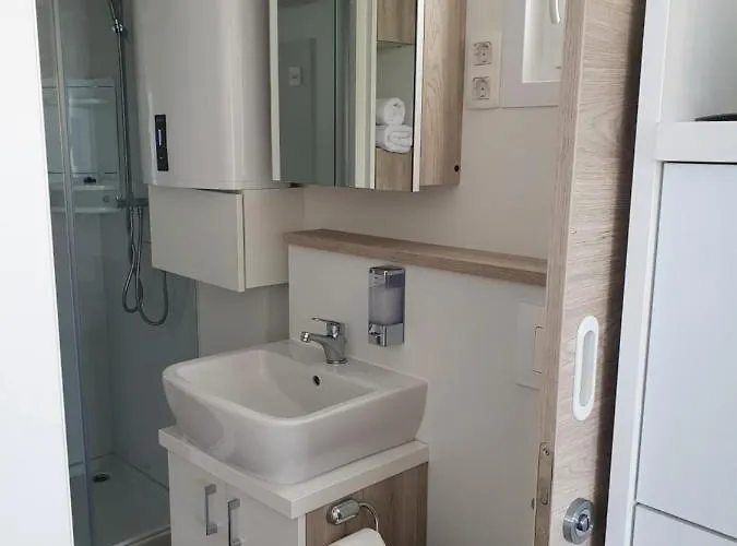 Floating House Sena Пула