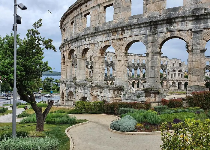 Floating House Sena Пула