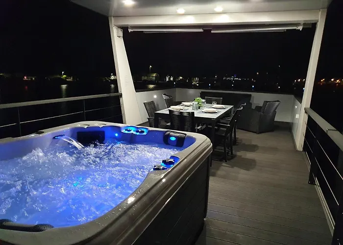 Ботель Floating House Sena Пула