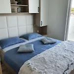 Floating House Sena Botel *