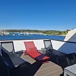 Floating House Sena 보트호텔 풀라