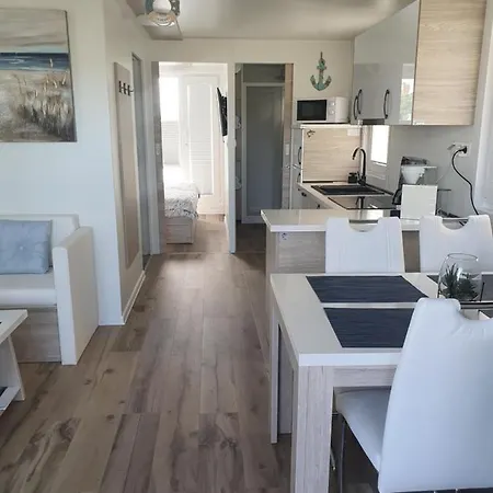 Hotel en barco Floating House Sena Pula