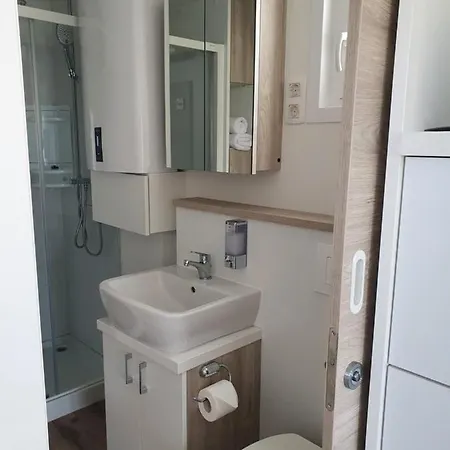 Floating House Sena פולה