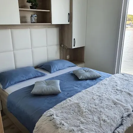 Floating House Sena ספינת מלון *