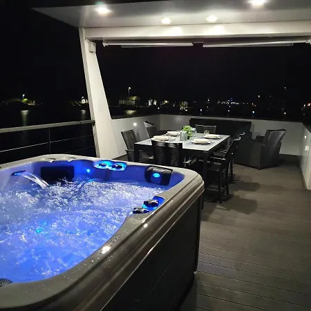 ספינת מלון Floating House Sena פולה