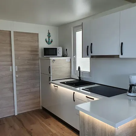 Floating House Sena ספינת מלון