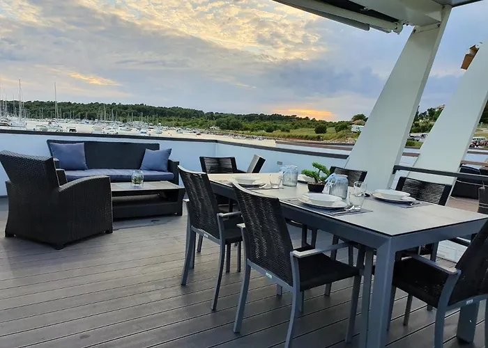 Πλωτό κατάλυμα Floating House Sena Πούλα