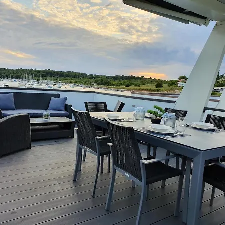 Πλωτό κατάλυμα Floating House Sena Πούλα