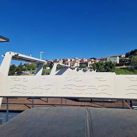 Floating House Sena Båthotell *