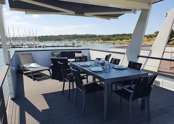 Båthotell Floating House Sena Pula